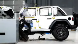 Jeep Wrangler không còn lật khi thử nghiệm va chạm