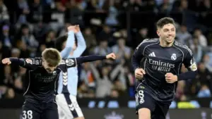 Real áp sát Barca bằng bàn thắng phút bù giờ